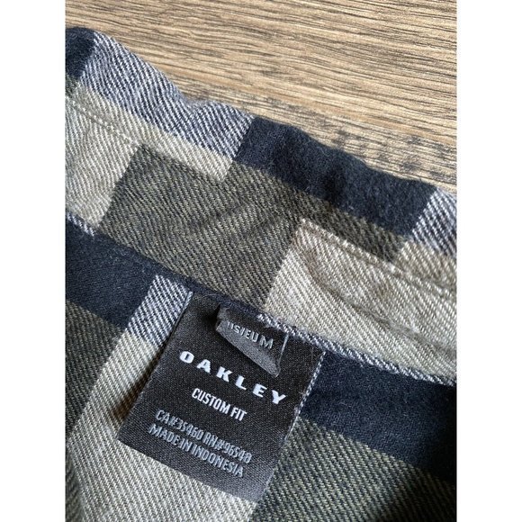 EUC Mens‎ Oakley custom￼ Fit Plaid Flannel Long Sleeve Button Up Size M - Picture 4 of 9